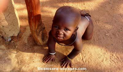 Bébé himba dans un village