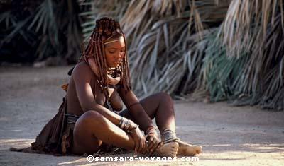 Jeune Himba songeuse sur la Kunene River